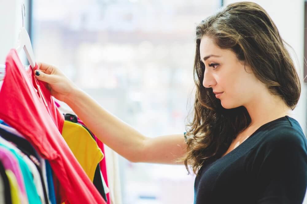 服を選ぶ女性