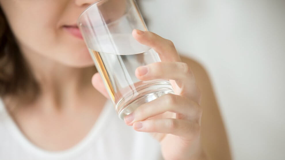 コップの水を飲む女性