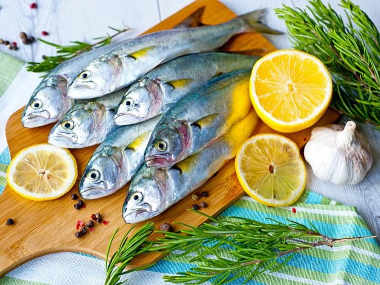 青魚とレモン　傷んだ魚を見分ける方法