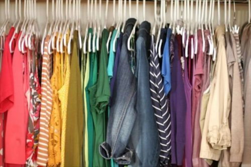 クローゼットの服の色
