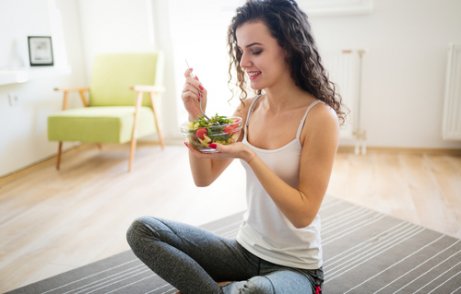 サラダを食べる女性