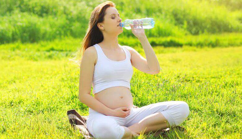 妊婦　水を飲む