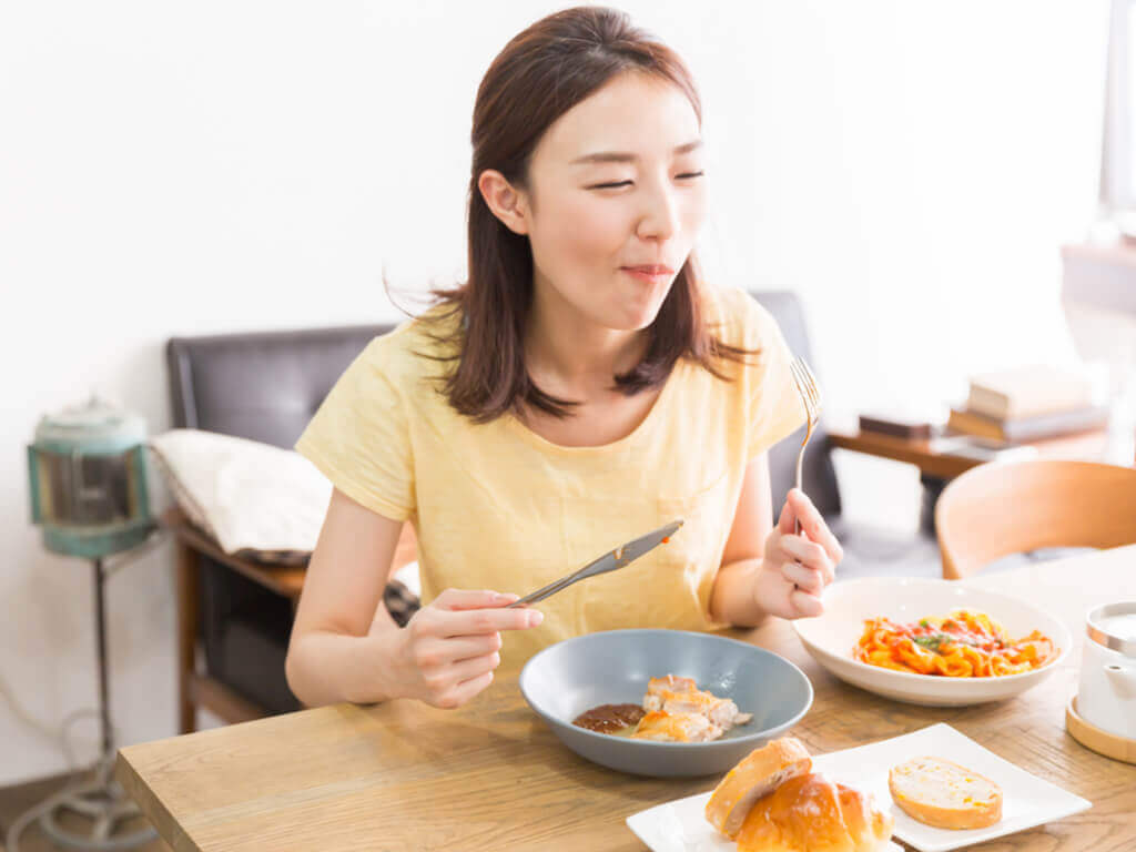 朝食をとる女性 インターミッテント・ファスティング