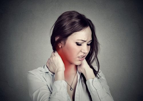 首の痛みを解消する4つのシンプルエクササイズ