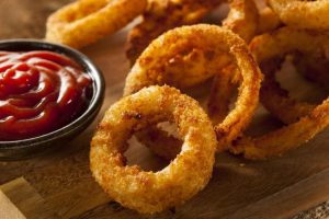 サクサクで美味しいオニオンリングの作り方