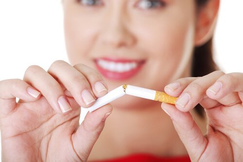 タバコを折る女性　禁煙