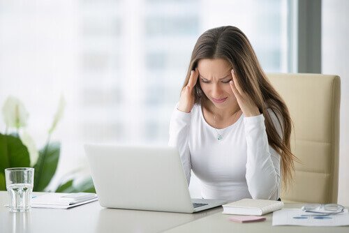 頭を押さえる女性