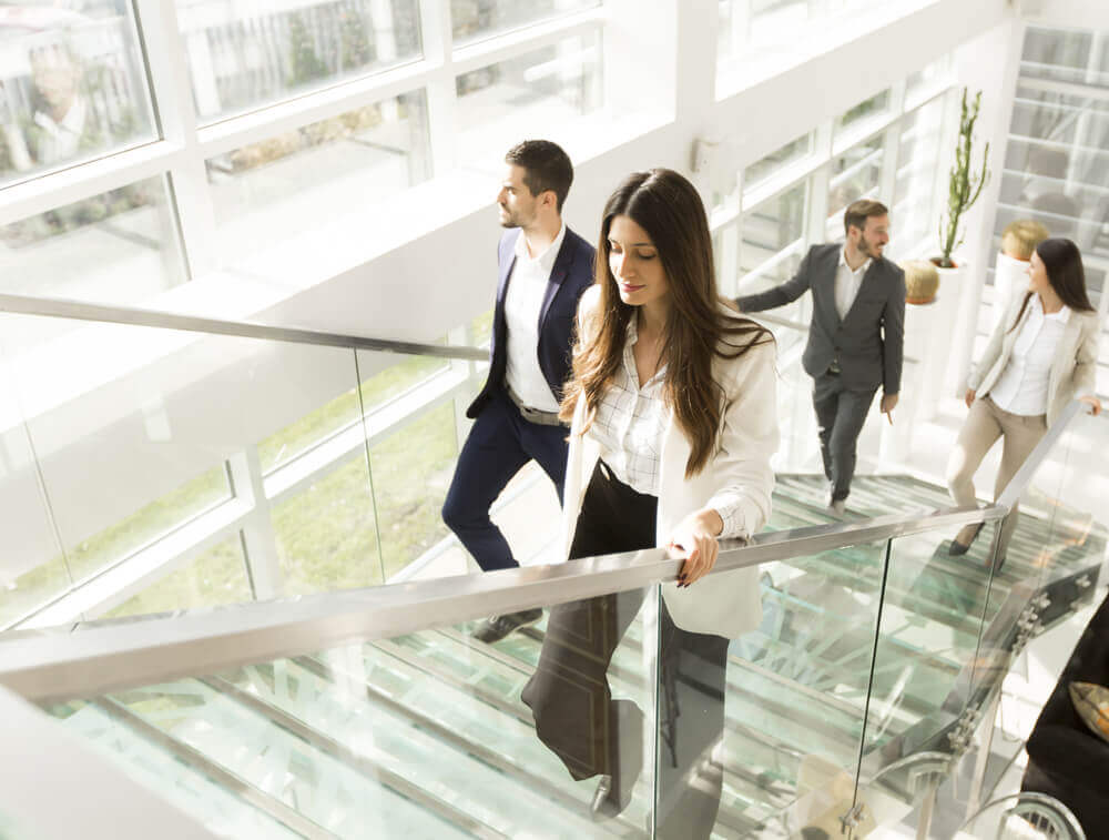 階段を上る人たち