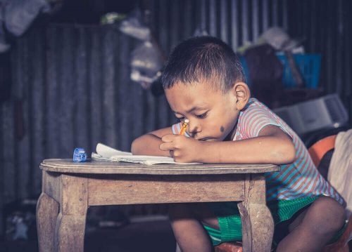 勉強をする子供