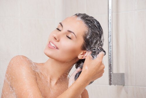 ３髪の毛を洗う女性　髪の毛 ヘアケア 海塩