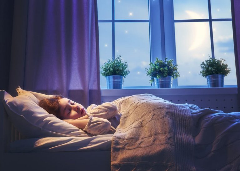 眠る子供　腸内寄生虫