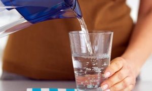 水を飲む