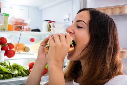 ハンバーガーを食べる女性