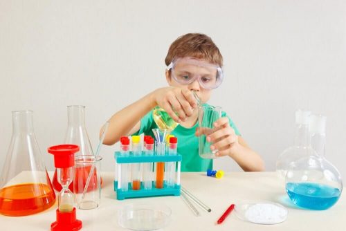 実験をする子供