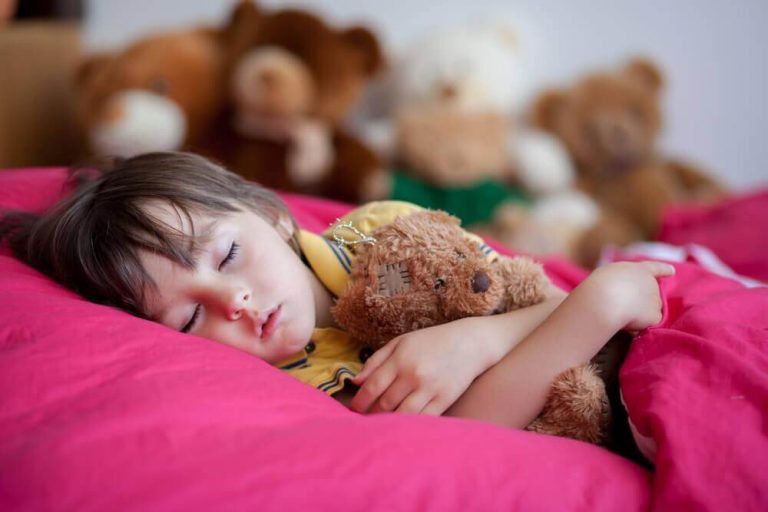 遅い就寝時間が子供に与える4つの悪影響