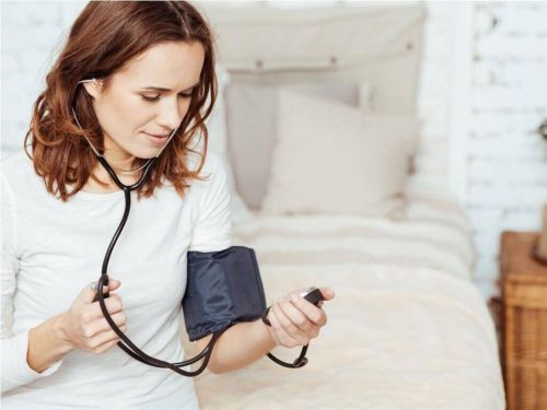 血圧をコントロールする女性