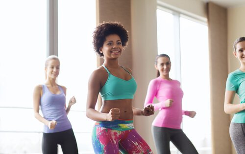 ダンスをする女性