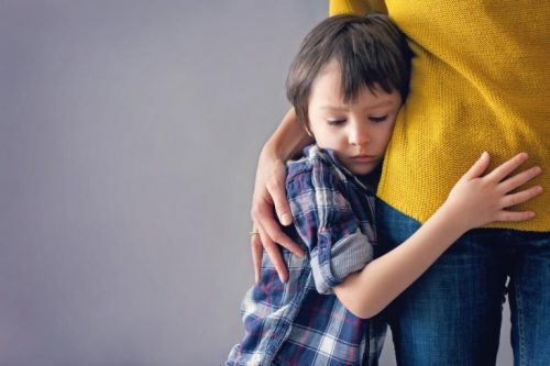 母にしがみつく子供　幼少期の心の傷