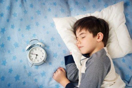 子供と目覚まし時計　健康体重を気にかける