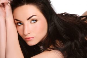 力強い髪の成長を促進する天然トリートメントの作り方