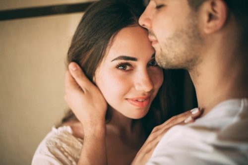 抱き合うカップル
