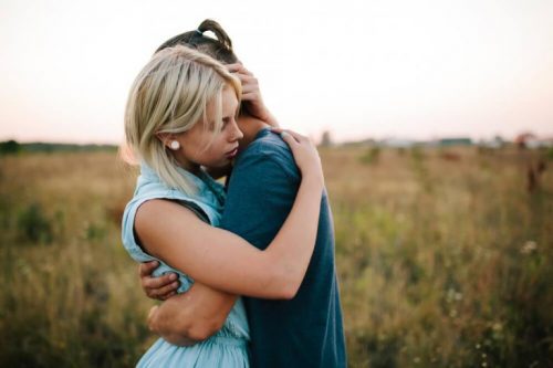 抱き合う2人