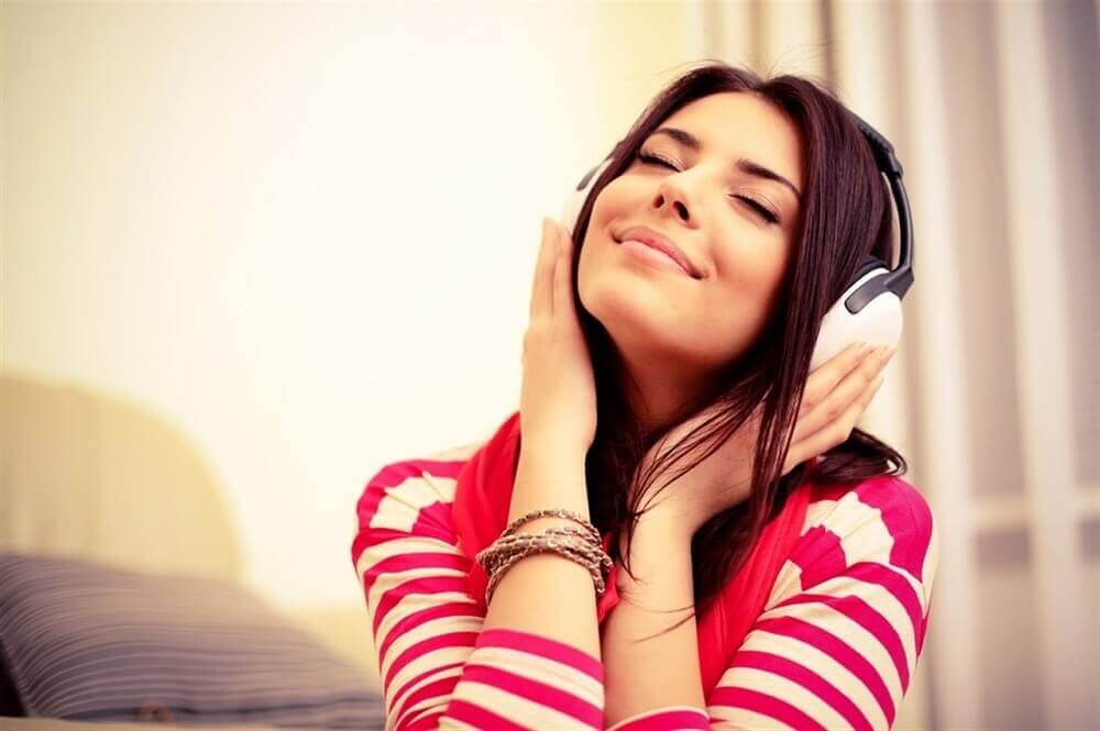 音楽を聴く女性