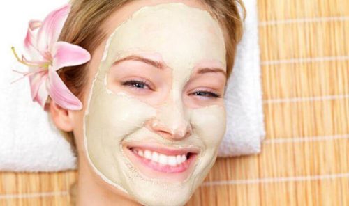 マスクをする女性