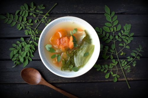 黒のテーブルに野菜のスープ
