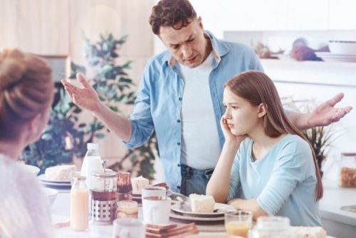 子を諭す父親