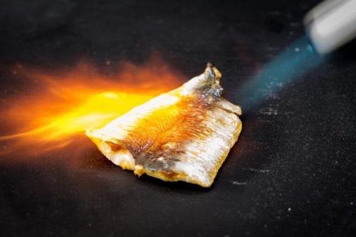 バーナーで焼く魚