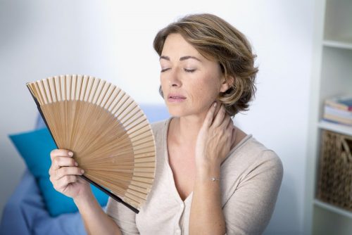 せんすであおぐ女性