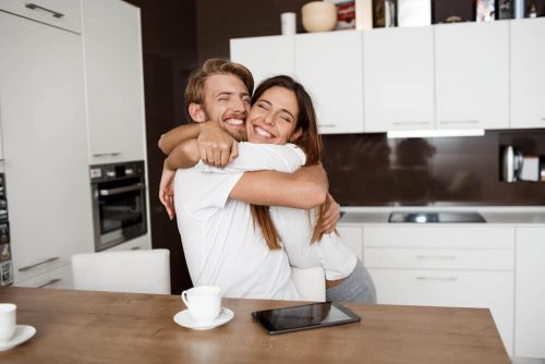 抱き合うカップル