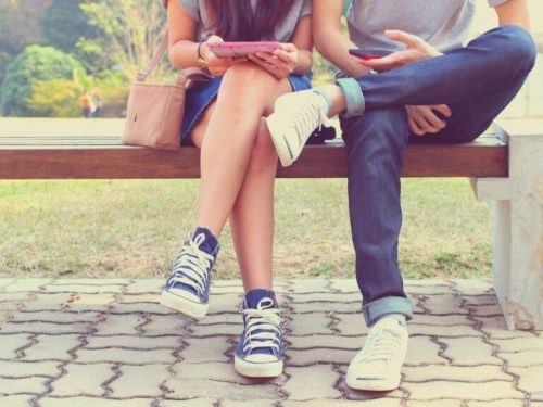 ベンチに座る男女 オープンリレーションシップ