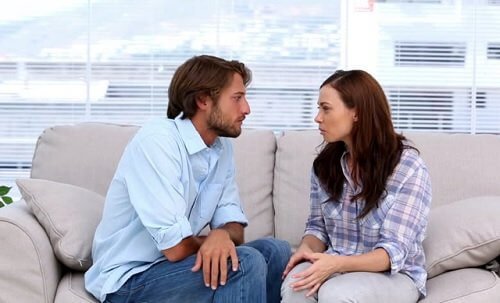 話し合う男女 オープンリレーションシップ