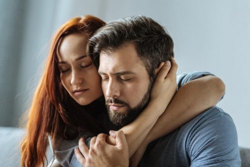 男性を抱きしめる女性 オープンリレーションシップ