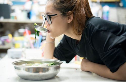 スープの味見をする女性