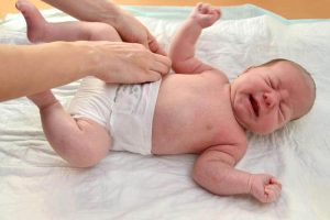 おむつを替えるために赤ちゃんを起こすべき?