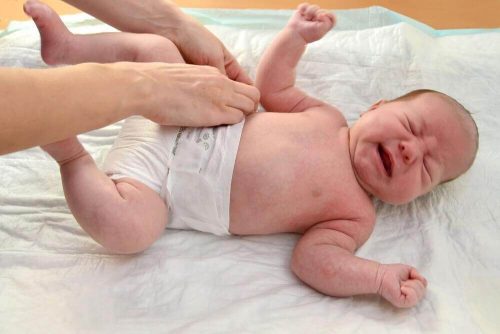 おむつを替えるために赤ちゃんを起こすべき？