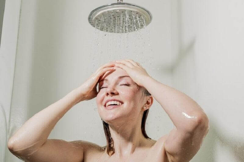 シャワーを浴びる女性