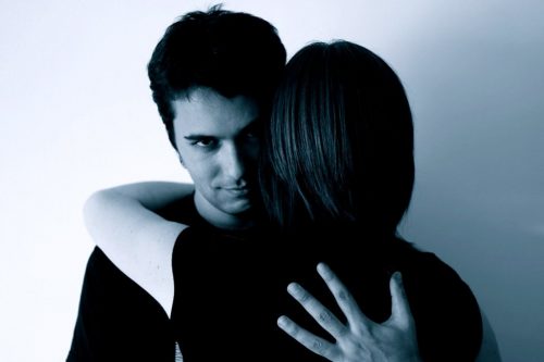 加害者とハグする女性