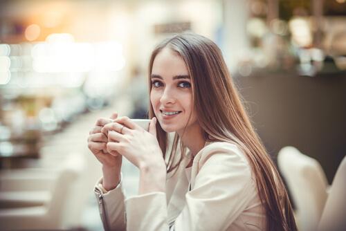 お茶を飲む女性