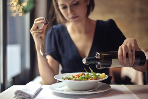 サラダを食べる女性