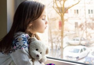 窓の外を眺める女の子