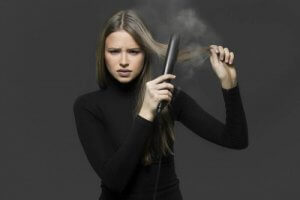 ヘアアイロンなしで髪をストレートにする方法