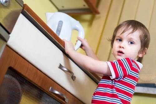 子供をやけどから守る