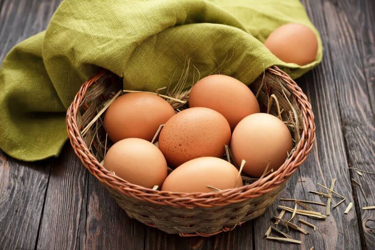 籠に入った卵