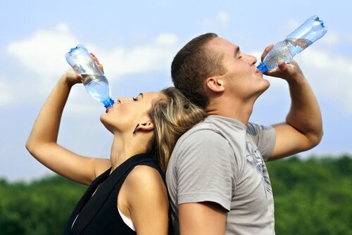 水を飲む人
