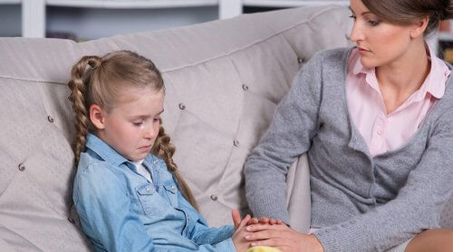 母の横でなく少女