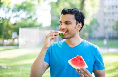 スイカを食べる男性